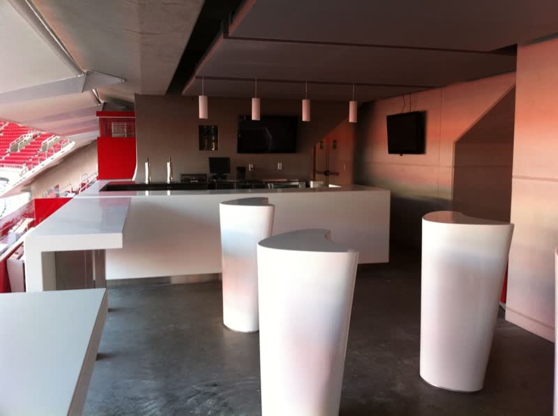 Barra blanca y bancos en un palco