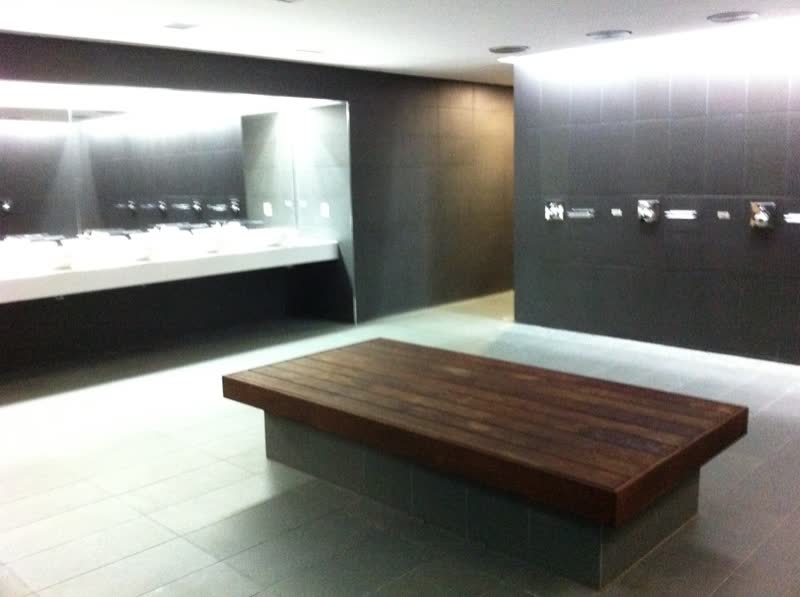 Banca de madera en área de lavabos