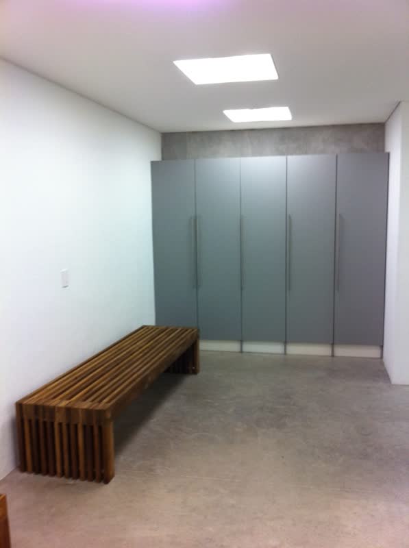 Lockers grises con banca de madera