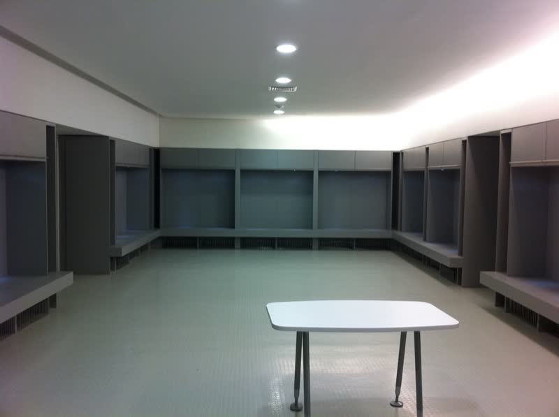 Vestidor con lockers perimetrales y mesa al centro