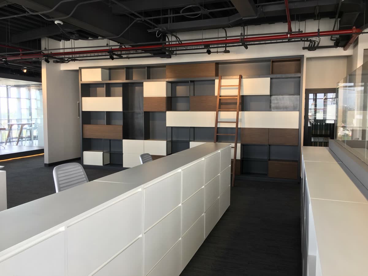 Muro de libreros y archiveros en una oficina