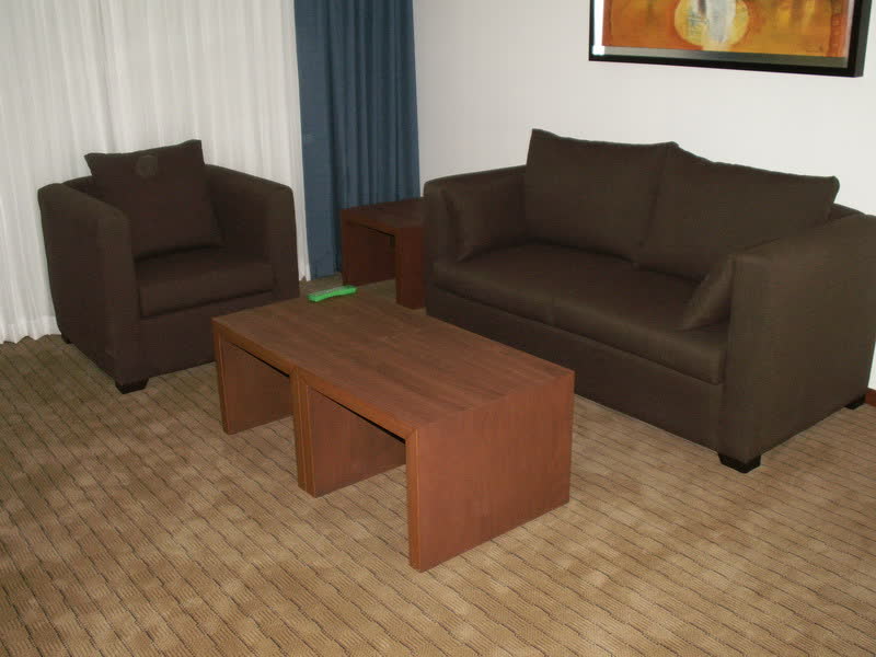Sala con sofá rojo y comedor