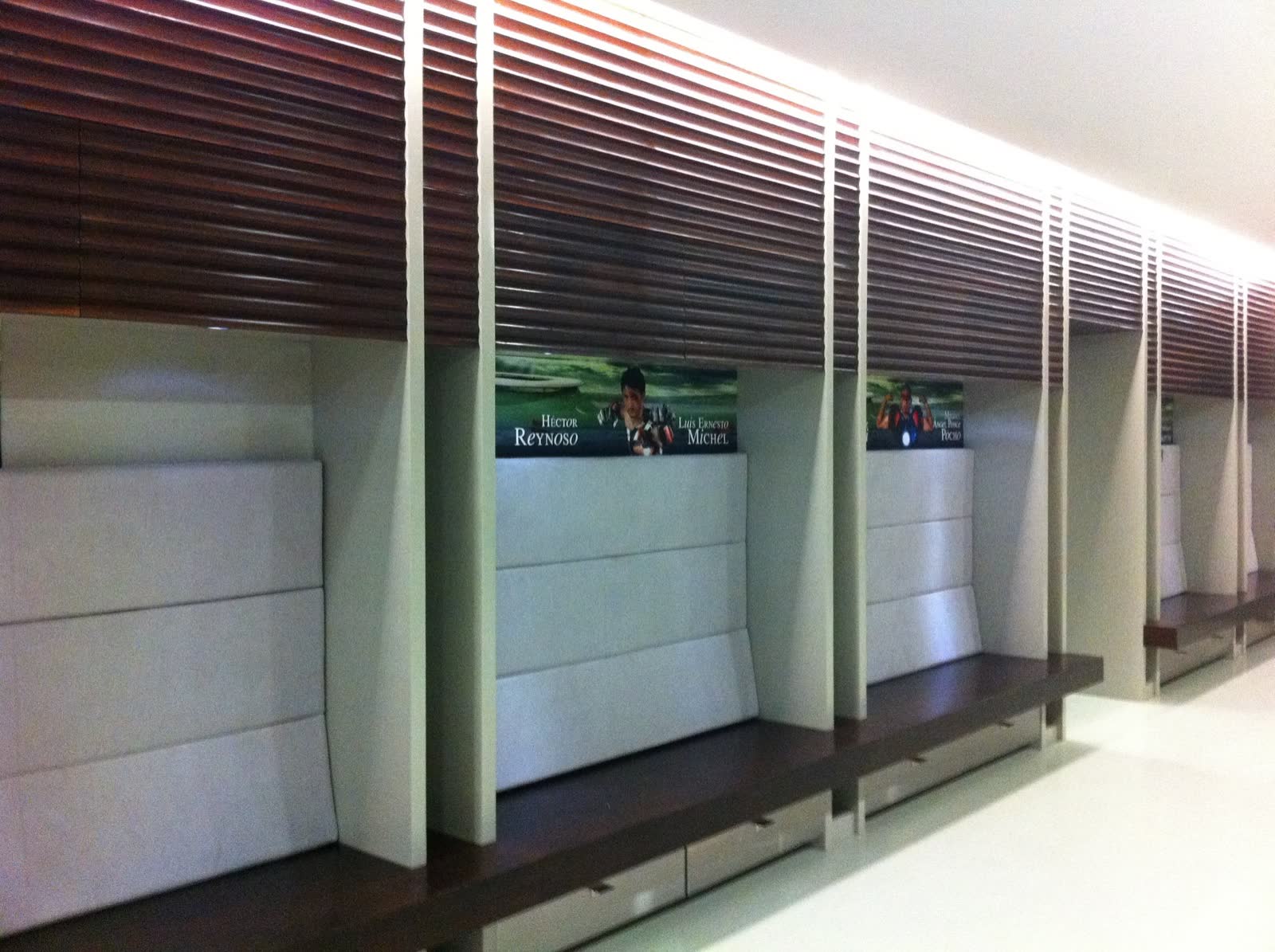 Lockers de madera con banca corrida en un vestidor