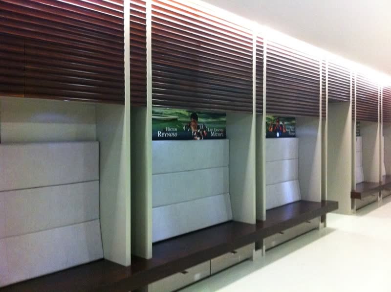 Lockers de madera con banca corrida
